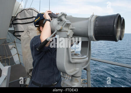 150624-N-XB010-019 MER NOIRE (24 juin 2015) Yeoman 2e classe Lindsei Spagnola, de Saint-Pétersbourg, en Floride, se dresse sur un bridgewing watch lookout à bord de l'USS Laboon (DDG 58) Juin 24, 2015. Laboon, une classe Arleigh Burke destroyer lance-missiles, homeported à Norfolk, mène des opérations navales dans la sixième flotte américaine zone d'opérations à l'appui de la sécurité nationale des États-Unis en Europe. (U.S. Photo par marine Spécialiste de la communication de masse de la classe 3e Desmond Parcs) Banque D'Images