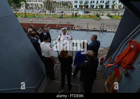 150628-N-XB010-100 Batumi, Géorgie (28 juin 2015), USS Laboon (DDG 58) commandant le Cmdr. Christopher McCallum, conduit une visite guidée pour les visiteurs, y compris Richard Norland, Ambassadeur des États-Unis à la Géorgie ; Davit Usupashivili, président du parlement géorgien ; Tinatin Khidasheli, ministre de la défense géorgien ; le général de Vakhtang Kapanadze chef géorgien de la défense ; Giorgi Ermakov, maire de Batoumi et Nugzar Surmanidze, gouverneur par intérim de l'Adjarie, alors que dans le port de Batoumi, en Géorgie, le 28 juin 2015. Laboon, une classe Arleigh Burke destroyer lance-missiles, homeported à Norfolk, procède à l'exploitation de la marine Banque D'Images