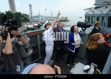 150628-N-XB010-107 Batumi, Géorgie (28 juin 2015), USS Laboon (DDG 58) commandant le Cmdr. Christopher McCallum, centre, pointe vers le mât du navire au cours d'une visite à bord de son navire pour les visiteurs, y compris Richard Norland, Ambassadeur des États-Unis à la Géorgie ; Davit Usupashivili, président du parlement géorgien ; Tinatin Khidasheli, ministre de la défense géorgien ; le général de Vakhtang Kapanadze chef géorgien de la défense ; Giorgi Ermakov, maire de Batoumi et Nugzar Surmanidze, gouverneur par intérim de l'Adjarie, alors que dans le port de Batoumi, en Géorgie, le 28 juin 2015. Laboon, une classe Arleigh Burke destroyer lance-missiles, homepo Banque D'Images