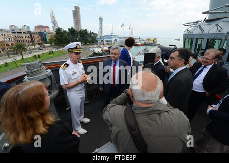 150628-N-XB010-116 Batumi, Géorgie (28 juin 2015), USS Laboon (DDG 58) commandant le Cmdr. Christopher McCallum, gauche, mène une tournée pour les visiteurs, y compris Richard Norland, Ambassadeur des États-Unis à la Géorgie ; Davit Usupashivili, président du parlement géorgien ; Tinatin Khidasheli, ministre de la défense géorgien ; le général de Vakhtang Kapanadze chef géorgien de la défense ; Giorgi Ermakov, maire de Batoumi et Nugzar Surmanidze, gouverneur par intérim de l'Adjarie, alors que dans le port de Batoumi, en Géorgie, le 28 juin 2015. Laboon, une classe Arleigh Burke destroyer lance-missiles, homeported à Norfolk, mène des opérations navales Banque D'Images