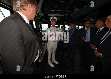 150628-N-XB010-145 Batumi, Géorgie (28 juin 2015) commandant le Cmdr. Christopher McCallum mène une tournée pour les visiteurs, y compris Richard Norland, Ambassadeur des États-Unis à la Géorgie ; Davit Usupashivili, président du parlement géorgien ; Tinatin Khidasheli, ministre de la défense géorgien ; le général de Vakhtang Kapanadze chef géorgien de la défense ; Giorgi Ermakov, maire de Batoumi et Nugzar Surmanidze, gouverneur par intérim de l'Adjarie, sur le pont à bord de l'USS Laboon (DDG 58) alors que dans le port de Batoumi, en Géorgie, le 28 juin 2015. Laboon, une classe Arleigh Burke destroyer lance-missiles, homeported à Norfolk, mène Banque D'Images