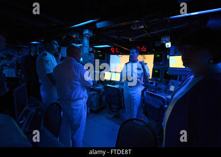 150628-N-XB010-193 Batumi, Géorgie (28 juin 2015), USS Laboon (DDG 58) commandant le Cmdr. Christopher McCallum mène une tournée pour les visiteurs, y compris Richard Norland, Ambassadeur des États-Unis à la Géorgie ; Davit Usupashivili, président du parlement géorgien ; Tinatin Khidasheli, ministre de la défense géorgien ; le général de Vakhtang Kapanadze chef géorgien de la défense ; Giorgi Ermakov, maire de Batoumi et Nugzar Surmanidze, gouverneur par intérim de l'Adjarie, dans le centre d'information de combat à bord de Laboon alors que dans le port de Batoumi, en Géorgie, le 28 juin 2015. Laboon, une classe Arleigh Burke destroyer lance-missiles, homeported Banque D'Images