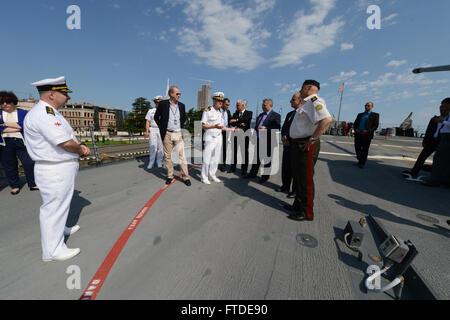 150628-N-XB010-234 Batumi, Géorgie (28 juin 2015), USS Laboon (DDG 58) commandant le Cmdr. Christopher McCallum, conduit une visite guidée pour les visiteurs, y compris Richard Norland, Ambassadeur des États-Unis à la Géorgie ; Davit Usupashivili, président du parlement géorgien ; Tinatin Khidasheli, ministre de la défense géorgien ; le général de Vakhtang Kapanadze chef géorgien de la défense ; Giorgi Ermakov, maire de Batoumi et Nugzar Surmanidze, gouverneur par intérim de l'Adjarie, alors que dans le port de Batoumi, en Géorgie, le 28 juin 2015. Laboon, une classe Arleigh Burke destroyer lance-missiles, homeported à Norfolk, procède à l'exploitation de la marine Banque D'Images