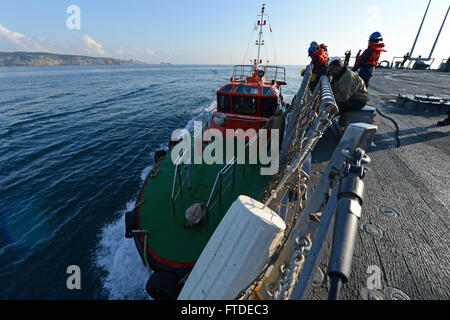 150701-N-XB010-004 détroit du Bosphore (1 juillet 2015) Un pilote turc vient à bord pour aider USS Laboon (DDG 58) en traversant le détroit du Bosphore, en route vers la mer Méditerranée, 1 juillet 2015. Laboon, une classe Arleigh Burke destroyer lance-missiles, homeported à Norfolk, mène des opérations navales dans la sixième flotte américaine zone d'opérations à l'appui de la sécurité nationale des États-Unis en Europe. (U.S. Photo par marine Spécialiste de la communication de masse de la classe 3e Desmond Parcs) Banque D'Images