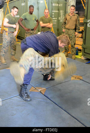 TEMA, Ghana (septembre 1994). 26, 2013) - Marine royale néerlandaise Maître de 1re classe Marielle van Dijk effectue un jet de judo sur le corps des Marines des États-Unis. Josh D. Mutchler au cours de formation en arts martiaux mixtes à bord de la Royal Netherlands landing platform dock HNLMS Rotterdam (L800). Rotterdam et entrepris International Marine Task Force sont au Ghana pour soutenir Africa Partnership Station, une coopération en matière de sécurité internationale, initiative lancée par Commander, U.S. Naval Forces Europe-Africa, visant à renforcer les partenariats maritime mondial par le biais de la formation et des activités de collaboration en vue t Banque D'Images