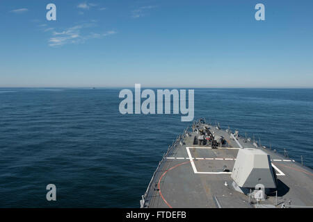 150702-N-ZE250-087 MER BALTIQUE (2 juillet 2015) Le navire de la marine finlandaise Tornio (PGG 81 manoeuvres) au large de la proue de l'USS Jason Dunham (DDG 109) au cours d'un exercice de passage dans la région de la mer Baltique, le 2 juillet 2015. Jason Dunham, une classe Arleigh Burke destroyer lance-missiles homeported à Norfolk, mène des opérations navales dans la sixième flotte américaine zone d'opérations à l'appui de la sécurité nationale des États-Unis en Europe. (U.S. Photo par marine Spécialiste de la communication de masse de la classe 3ème Weston Jones/libérés) Banque D'Images