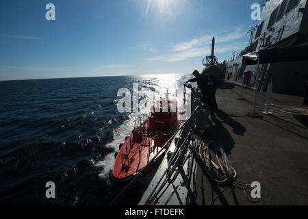 150703-N-ZE250-051 HELSINKI, Finlande (3 juillet 2015) Un projet pilote vient à bord navigator USS Jason Dunham (DDG 109) pour la guider dans le port d'Helsinki, Finlande, le 3 juillet 2015. Jason Dunham, une classe Arleigh Burke destroyer lance-missiles homeported à Norfolk, mène des opérations navales dans la sixième flotte américaine zone d'opérations à l'appui de la sécurité nationale des États-Unis en Europe. (U.S. Photo par marine Spécialiste de la communication de masse de la classe 3ème Weston Jones/libérés) Banque D'Images