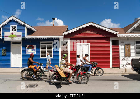 Coulurful painted Pueblo de los Pescadores, Las Terrenas, Samana, République dominicaine, Caraïbes, Amérique Latine, Banque D'Images