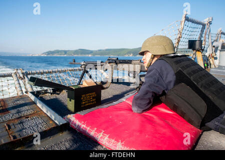 150705-N-EZ054-143 détroit des Dardanelles (5 juillet 2015) Gunner's Mate 2e classe Pedro Maldonado, de Beeville, Texas, mans une M-240 machine gun sur l'USS Porter's (DDG 78) d'envol du navire pendant le transit à travers le détroit des Dardanelles, le 5 juillet 2015. Porter, une classe Arleigh Burke destroyer lance-missiles, l'avant-déployé à Rota, en Espagne, est sur une patrouille de routine des opérations navales dans la sixième flotte américaine zone d'opérations à l'appui de la sécurité nationale des États-Unis en Europe. (U.S. Photo par marine Spécialiste de la communication de masse 2e classe Luis R. Chavez Jr/libérés) Banque D'Images