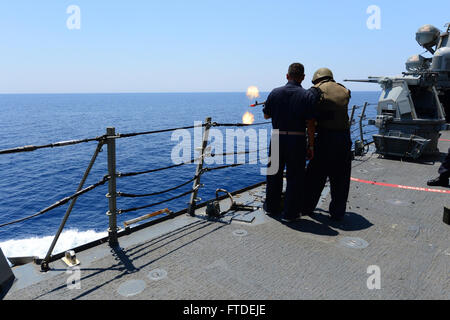 150605-N-XB010-047 MER MÉDITERRANÉE (5 juin 2015) 2ème classe Controlman Incendie Travis Cox, de Denver, tire une mitrailleuse M240 lors d'une qualification d'armes à bord de l'USS Laboon (DDG 58) Le 5 juin 2015. Laboon, une classe Arleigh Burke destroyer lance-missiles, homeported à Norfolk, mène des opérations navales dans la sixième flotte américaine zone d'opérations à l'appui de la sécurité nationale des États-Unis en Europe. (U.S. Photo par marine Spécialiste de la communication de masse de la classe 3e Desmond Parcs) Banque D'Images