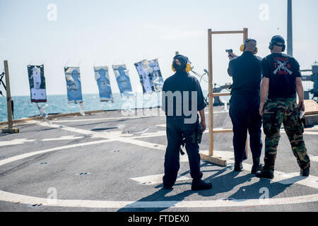 150716-N-EZ054-270 MER NOIRE (16 juillet 2015) 1ère classe Controlman Incendie Jasmin King, de la Jamaïque, de New York, tire un pistolet 9 mm. Au cours d'un tir de qualification de tir réel à bord de l'USS Porter (DDG 78), le 16 juillet 2015. Porter, une classe Arleigh Burke destroyer lance-missiles, l'avant-déployé à Rota, en Espagne, est sur une patrouille de routine des opérations navales dans la sixième flotte américaine zone d'opérations à l'appui de la sécurité nationale des États-Unis en Europe. (U.S. Photo par marine Spécialiste de la communication de masse 2e classe Luis R. Chavez Jr./libérés) Banque D'Images