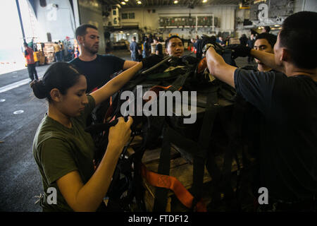 Océan Indien (20 juillet 2015) Les Marines américains et les marins se préparer pour transporter des palettes au cours d'un ravitaillement en mer à bord du navire d'assaut amphibie USS Essex (DG 2). Les Marines américains avec la 15e unité expéditionnaire de marines et de marins avec le groupe amphibie Essex travaillent ensemble afin de décharger la poste, de l'équipement, et de la nourriture à distribuer dans tout le navire. Éléments de la 15e MEU, basé à Camp Pendleton, en Californie, et embarquée à bord de l'Essex, mènent des opérations navales dans la 6ème zone d'opérations de la flotte à l'appui des intérêts de sécurité nationale des États-Unis en Europe et en Afrique. (U.S. C Marine Banque D'Images