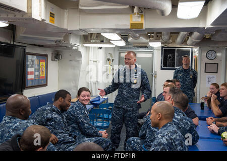 150721-N-TC720-104 Rota, Espagne (21 juillet 2015) U.S. Naval Forces flotte Europe-afrique Master Chief Steven S. Giordano parle et répond aux questions de première et deuxième classes maîtres de lance-missiles à bord du destroyer USS Donald Cook (DDG 75) sur le pont de mess. Donald Cook mène des opérations navales dans la sixième flotte américaine zone de responsabilité à l'appui des intérêts de sécurité nationale des États-Unis en Europe. (U.S. Photo par marine Spécialiste de la communication de masse Mat 3e classe Murch /libéré) Banque D'Images