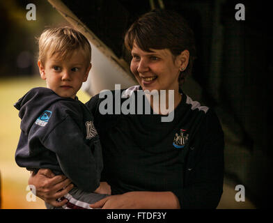 150725-M-JT438-104 NAIROBI, Kenya (25 juillet 2015) et les familles du personnel de l'ambassade des États-Unis à Nairobi, Kenya, d''une MV-22B Balbuzard au cours de la visite du Président Barack Obama au Kenya le 25 juillet 2015. Éléments de la 15e unité expéditionnaire de marines, basé à Camp Pendleton, en Californie, et embarquée à bord de l'USS Essex, mènent des opérations navales dans la flotte 6 zones d'exploitation à l'appui des intérêts de sécurité nationale des États-Unis en Europe et en Afrique. (U.S. Marine Corps photo par le Cpl. De Clerck McKelvey/libérés) Banque D'Images