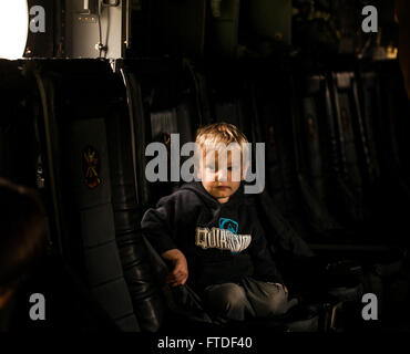 150725-M-JT438-105 NAIROBI, Kenya (25 juillet 2015) et les familles du personnel de l'ambassade des États-Unis à Nairobi d'une MV-22B Balbuzard au cours de la visite du Président Barack Obama au Kenya le 25 juillet 2015. Éléments de la 15e unité expéditionnaire de marines, basé à Camp Pendleton, en Californie, et embarquée à bord de l'USS Essex, mènent des opérations navales dans la flotte 6 zones d'exploitation à l'appui des intérêts de sécurité nationale des États-Unis en Europe et en Afrique. (U.S. Marine Corps photo par le Cpl. De Clerck McKelvey/libérés) Banque D'Images