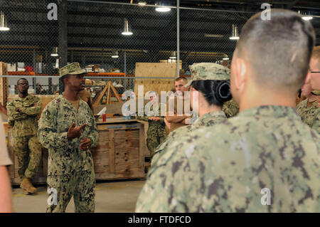 150829-N-SD965-150 NAVAL STATION ROTA, ESPAGNE (Août 29, 2015) Chef Spécialiste du renseignement de la Marine américaine Torivio mémoires Seabees affectés à la construction navale (bataillon Mobile NMCB) 1 Centre de contrôle lors d'une évacuation d'entraînement au Camp Mitchell sur base navale de la Rota, Espagne, le 29 août 2015. États-unis 6e Flotte, basée à Naples, Italie, effectue l'ensemble des opérations navales et mixte, souvent de concert avec ses alliés, le joint, et inter-organismes partenaires, afin de faire progresser les intérêts nationaux américains et la sécurité et la stabilité en Europe et l'Afrique. (U.S. Photo de la marine en masse Communicati Banque D'Images