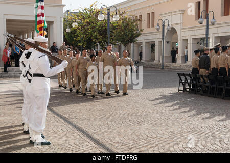 150916-N-UE250-012 NAPLES, ITALIE (septembre 1994). 16, 2015) Premier maître de harem arrivent au début d'une cérémonie de l'épinglage sur la base navale américaine aux États-Unis Naples Capodichino, 16 septembre 2015. Au cours de la cérémonie, 17 marins à partir de plusieurs commandes ont été promus au grade de premier maître. (U.S. Photo par marine Spécialiste de la communication de masse 2e classe Corey Hensley/libérés) Banque D'Images