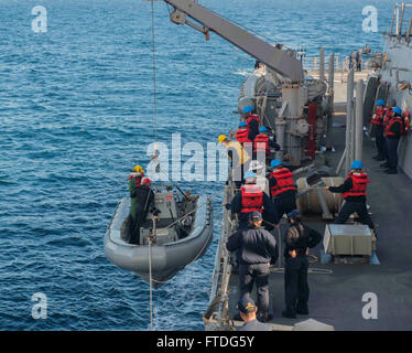 151006-N-OX430-074 OCÉAN ATLANTIQUE (oct. 6, 2015) marins ascenseur une embarcation pneumatique à coque rigide (RHIB) hors de l'eau et sur l'weatherdeck de la classe Arleigh Burke destroyer lance-missiles USS le Sullivans (DDG 68) au cours de l'exercice Joint Warrior 15-2. Est un Joint Warrior Royaume-uni formation coopération multinationale dirigée par l'exercice visant à préparer l'OTAN et les forces alliées pour des opérations globales. (U.S. Photo par marine Spécialiste de la communication de masse Daniel Seaman/Gaither) Parution Banque D'Images