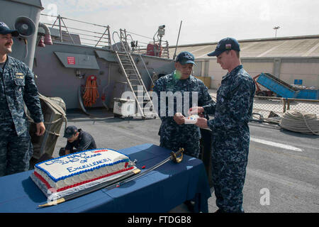 151013-N-TC720-392 Larnaca, Chypre (oct. 13, 2015) Le plus vieux marin à bord d'USS Donald Cook (DDG 75) Spécialiste en logistique 1ère classe Arnel Casalnuovo di Napoli, centre, de San Francisco, en Californie, les mains le plus jeune marin, spécialiste des opérations Bradley Sammarco, de Jane, Missouri, un morceau de gâteau dans le cadre du 240e anniversaire de la marine américaine le 13 octobre, 2015 célébration. Donald Cook, une classe Arleigh Burke destroyer lance-missiles déployés avant, à Rota, Espagne effectue une patrouille de routine dans le domaine de la flotte des États-Unis 6e des opérations à l'appui des intérêts de sécurité nationale des États-Unis en Europe. (U.S. Photo de la marine Banque D'Images