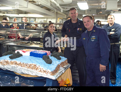 151013-N-JO245-001 OCÉAN ATLANTIQUE (oct. 13, 2015) - Cdr. Orlando Bowman, commandant de la station d'amphibie USS Oak Hill landing ship (LSD 51), DOMMAGE Controlman Fireman Recruter Bethany Badillo et Chef machiniste 4400 Patrick McGhee couper un gâteau pour célébrer le 240e anniversaire de la Marine au cours de la cérémonie d'un gâteau sur le navire le mess des ponts. Oak Hill, déployés dans le cadre du groupe amphibie Kearsarge, mène des opérations navales dans la sixième flotte américaine zone d'opérations à l'appui de la sécurité nationale des États-Unis en Europe. (U.S. Photo de la marine par la communication de masse S Banque D'Images