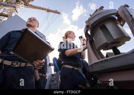 151014-N-VC236-002 MER MÉDITERRANÉE (14 octobre 2015) - Ensign Joshua Denney, de Woodhaven, Mich., et de l'étoile Gabriela l'hiver, de Orlando, en Floride, de surveiller les opérations de ravitaillement en carburant comme la classe Arleigh Burke destroyer lance-missiles USS Farragut (DDG 99) procède à une reconstitution en cours avec le transport maritime militaire rapide Commande de navire de combat l'USNS arctique (T-AOE 8) Octobre 14, 2015. Farragut, homeported à Mayport, en Floride, mène des opérations navales dans la sixième flotte américaine zone d'opérations à l'appui de la sécurité nationale des États-Unis en Europe. (U.S. Photo de la marine par la communication de masse S Banque D'Images