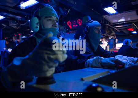 151016-N-VC236-002 MER MÉDITERRANÉE (16 octobre 2015) - 2e classe Controlmen feu Jonathon Odom, de Mobile, en Alabama, et John Hardesty, de Tampa, en Floride, le moniteur système vue optique et Mk-45 5 pouces système de contrôle des armes à feu au cours d'un exercice général quarts à bord de la classe Arleigh Burke destroyer lance-missiles USS Farragut (DDG 99) Le 16 octobre 2015. Farragut, homeported à Mayport, en Floride, mène des opérations navales dans la sixième flotte américaine zone d'opérations à l'appui de la sécurité nationale des États-Unis en Europe. (U.S. Photo par marine Spécialiste de la communication de masse Jacki 3ème classe Banque D'Images