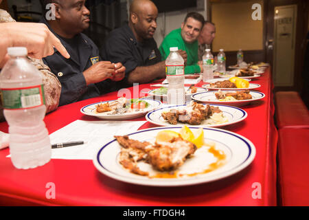 151017-N-KW492-056 OCÉAN ATLANTIQUE (oct. 17, 2015) Le capitaine Auguste Bennett, commodore, l'Escadron amphibie (PHIBRON PHIBRON 4), Maître commande chef Wesley Grady, l'USS Kearsarge LHD (3) Master Chief David Twiford, et 26e Marine Expeditionary Unit (MEU) Sgt Major Brett Scheuer, juge un poulet cook-off sur le gâchis ponts des navires d'assaut amphibie USS Kearsarge (DG 3) Le 17 octobre 2015. Kearsarge, déployés dans le cadre du groupe amphibie Kearsarge, mène des opérations navales dans la sixième flotte américaine zone d'opérations à l'appui de la sécurité nationale des États-Unis en Eur Banque D'Images