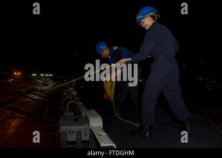 151018-N-AX638-032 OCÉAN ATLANTIQUE (oct. 18, 2015) Maître de Manœuvre 3 Classe Luis Romo, de Santa Monica, Californie, et maître de Manœuvre 3 Classe McClean, Kelsey de Evansville, Indiana, de gérer une ligne de Messenger sur le poste de pilotage de l'assaut amphibie USS Kearsarge LHD (3) qu'il tire sur la base navale de Rota, en Espagne, le 18 octobre 2015. Kearsarge, déployés dans le cadre du groupe amphibie Kearsarge, mène des opérations navales dans la sixième flotte américaine zone d'opérations à l'appui de la sécurité nationale des États-Unis en Europe. (U.S. Photo par marine Spécialiste de la communication de masse Couture Banque D'Images