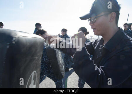 151018-N-AX546-013 MER NOIRE (oct. 18, 2015), Jin Yin Marin de San Francisco, exécute un jab lors d'une force d'action de la sécurité à bord d'une qualification de base - USS Porter (DDG 78) 18 oct., 2015. Porter, une classe Arleigh Burke destroyer lance-missiles, l'avant-déployé à Rota, en Espagne, est sur une patrouille de routine des opérations navales dans la sixième flotte américaine zone d'opérations à l'appui de la sécurité nationale des États-Unis en Europe. (U.S. Photo par marine Spécialiste de la communication de masse 1re classe Sean Spratt/libérés) Banque D'Images