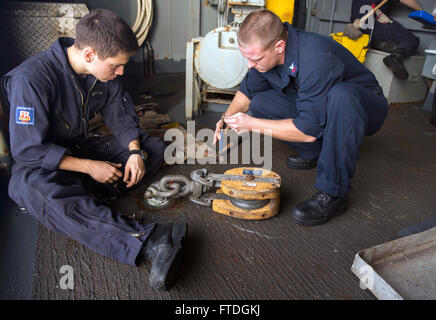 151019-N-MC656-051 MER MÉDITERRANÉE (oct. 19, 2015) Seaman Garrett Silva, de Dallas, et maître de Manœuvre 1re classe Kenny Midland, de Fort Walton Beach, Floride, engins de forage en vue d'un réapprovisionnement en cours à bord du navire d'assaut amphibie USS Kearsarge LHD (3), le 19 octobre 2015. Kearsarge, déployés dans le cadre du groupe amphibie Kearsarge, mène des opérations navales dans la sixième flotte américaine zone d'opérations à l'appui de la sécurité nationale des États-Unis en Europe. (U.S. Photo par marine Spécialiste de la communication de masse 2e classe Aren Everett/libérés) Banque D'Images