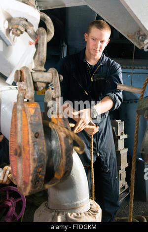 151019-N-MC656-102 MER MÉDITERRANÉE (oct. 19, 2015) Seaman Dylan Hazlett, originaire de Fort Worth, Texas, prépare un rapport pour la reconstitution en cours à bord du navire d'assaut amphibie USS Kearsarge LHD (3), le 19 octobre 2015. Kearsarge, déployés dans le cadre du groupe amphibie Kearsarge, mène des opérations navales dans la sixième flotte américaine zone d'opérations à l'appui de la sécurité nationale des États-Unis en Europe. (U.S. Photo par marine Spécialiste de la communication de masse 2e classe Aren Everett/libérés) Banque D'Images