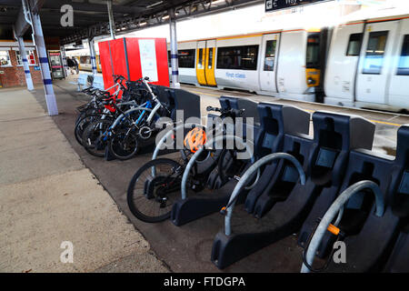 Les vélos dans les racks de sécurité sur la plate-forme à la gare de Tonbridge, Kent, Angleterre Banque D'Images