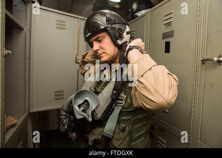 151021-N-KW492-011 MER MÉDITERRANÉE (oct. 21, 2015) Le lieutenant Cosimo Manica, une Marina Militare et pilote Monteiasi, Italie, indigènes actuellement affectés à la "As de pique" attaque maritime (VMA) de l'Escadron 231, enfile sa combinaison de vol à bord du navire d'assaut amphibie USS Kearsarge (DG 3) Le 21 octobre 2015. Kearsarge, déployés dans le cadre du groupe amphibie Kearsarge, mène des opérations navales dans la sixième flotte américaine zone d'opérations à l'appui de la sécurité nationale des États-Unis en Europe. (U.S. Photo par marine Spécialiste de la communication de masse Seaman Apprentice Ryre Arciaga/libérés) Banque D'Images