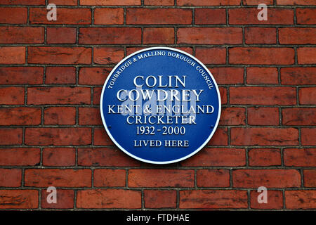 Bllue plaque sur la maison où l'ancien joueur de cricket Angleterre Kent et Colin Cowdrey vécu, Tonbridge, Kent, England, UK Banque D'Images