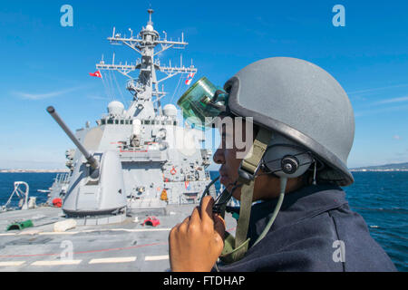 151026-N-AX546-140 détroit des Dardanelles (oct. 26, 2015) Maître de Manœuvre Matelot-Brittnea Bobo, de Houston, Texas, est une mer et anchor watch phone talker à bord de l'USS Porter (DDG 78) comme le navire transite le détroit des Dardanelles le 26 octobre 2015. Porter, une classe Arleigh Burke destroyer lance-missiles, l'avant-déployé à Rota, en Espagne, est en patrouille dans la conduite des opérations de la marine américaine dans le domaine de la sixième flotte des opérations à l'appui des intérêts de sécurité nationale des États-Unis en Europe. (U.S. Photo par marine Spécialiste de la communication de masse 1re classe Sean Spratt/libérés) Banque D'Images