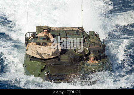 151028-N-JO245-924 MER MÉDITERRANÉE (oct. 28, 2015) Un véhicule d'assaut amphibie de la 26e unité expéditionnaire de marines s'approche du pont du coffre de la station d'amphibie USS Oak Hill landing ship (LSD 51) 28 octobre, 2015. Oak Hill, déployés dans le cadre du groupe amphibie Kearsarge, mène des opérations navales dans la sixième flotte américaine zone d'opérations à l'appui de la sécurité nationale des États-Unis en Europe. (U.S. Photo par marine Spécialiste de la communication de masse 2e classe Justin Yarborough/libérés) Banque D'Images