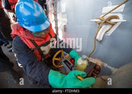 151030-N-JO245-364 MER MÉDITERRANÉE (oct. 30, 2015) 3ème classe Mécanicien Levar Cooper, de Brooklyn, New York, prendre un échantillon de carburant diesel à partir d'une station de ravitaillement maritime à bord du navire de débarquement quai amphibie USS Oak Hill (LSD 51) au cours d'un ravitaillement en mer avec le ravitaillement de la flotte militaire commande de réapprovisionnement oiler USNS Leroy Grumman (T-AO 195) 30 octobre, 2015. Oak Hill, déployés dans le cadre du groupe amphibie Kearsarge, mène des opérations navales dans la sixième flotte américaine zone d'opérations à l'appui de la sécurité nationale des États-Unis en Europe. (U.S. Photo de la marine en masse communic Banque D'Images