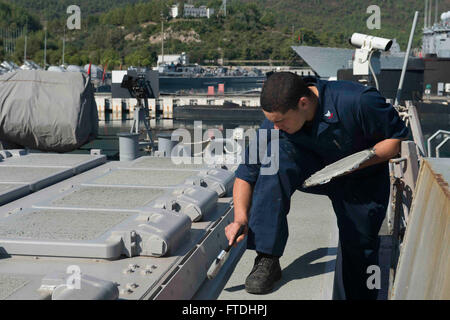 151101-N-TC720-254 AKSAZ, Turquie (nov. 1, 2015) Gunner's Mate 2e classe Manish Gaskins, de Conway, South Carolina, effectue l'entretien préventif à bord du USS Donald Cook (DDG 75) Le 1 novembre 2015. Donald Cook, une classe Arleigh Burke destroyer lance-missiles déployés avant, à Rota, Espagne effectue une patrouille de routine dans le domaine de la flotte des États-Unis 6e des opérations à l'appui des intérêts de sécurité nationale des États-Unis en Europe. (U.S. Photo par marine Spécialiste de la communication de masse Mat 3e classe Murch/libérés) Banque D'Images