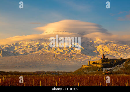 Le mont Ararat en Arménie. Lever de soleil sur l'Ararat en Arménie avec le monastère de Khor Virap Banque D'Images