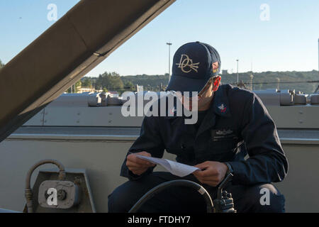 151110-N-TC720-012 La baie de Souda, Grèce (nov. 10, 2015) 2ème classe Controlman Feu Emanuel Valdez, du Bronx, New York, et examine des procédures pour son fonctionnement des contrôles sur les systèmes d'armes à bord du USS Donald Cook (DDG 75) au cours de l'inspection des navires en milieu de cycle le 10 novembre 2015. Donald Cook, une classe Arleigh Burke destroyer lance-missiles déployés avant, à Rota, Espagne, effectue une patrouille de routine dans le domaine de la flotte des États-Unis 6e des opérations à l'appui des intérêts de sécurité nationale des États-Unis en Europe. (U.S. Photo par marine Spécialiste de la communication de masse Mat 3e classe Murch/libérés) Banque D'Images