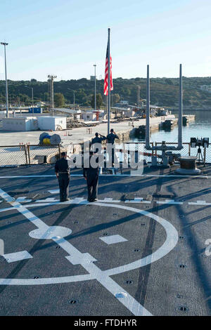 151112-N-TC720-009 La baie de Souda, Grèce (nov. 12, 2015) Les marins à bord de l'USS Donald Cook (DDG 75) saluer le drapeau national pendant matin 12 novembre 2015 couleurs. Donald Cook, une classe Arleigh Burke destroyer lance-missiles déployés avant, à Rota, Espagne effectue une patrouille de routine dans le domaine de la flotte des États-Unis 6e des opérations à l'appui des intérêts de sécurité nationale des États-Unis en Europe. (U.S. Photo par marine Spécialiste de la communication de masse Mat 3e classe Murch/libérés) Banque D'Images