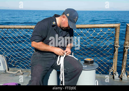 151114-N-TC720-056 MER MÉDITERRANÉE (nov. 14, 2015) Maître de Manœuvre 1re classe Francisco Galvan, de Los Angeles, les épissures à bord des lignes USS Donald Cook (DDG 75) 14 novembre 2015. Donald Cook, une classe Arleigh Burke destroyer lance-missiles déployés avant, à Rota, Espagne effectue une patrouille de routine dans le domaine de la flotte des États-Unis 6e des opérations à l'appui des intérêts de sécurité nationale des États-Unis en Europe. (U.S. Photo par marine Spécialiste de la communication de masse Mat 3e classe Murch/libérés) Banque D'Images