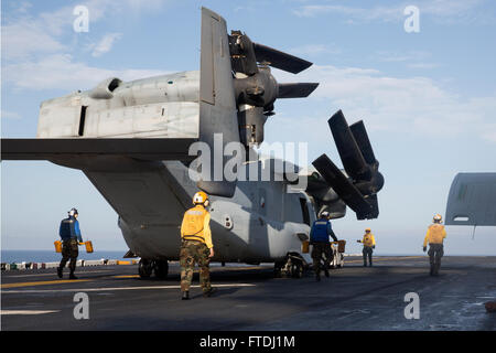 Cette image montre des marins de l'US Navy déplaçant un MV-22 Osprey à bord de l'USS Kearsarge (LHD 3). Le navire d’assaut amphibie est déployé en Méditerranée dans le cadre d’opérations de sécurité maritime et de coopération en matière de sécurité sur le théâtre. Banque D'Images