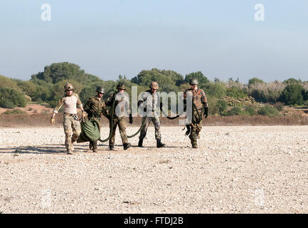 Les membres de l'unité mobile 8 d'élimination d'explosifs, détachement de Rota, ainsi que des unités d'Espagne et d'Allemagne, mènent un entraînement rapide à la corde pendant l'exercice Magre 2015-2 à la base navale de Rota, en Espagne. Cet exercice se concentre sur les opérations de lutte contre les dei impliquant la marine américaine, la marine allemande et la marine espagnole. Banque D'Images