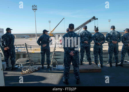 151120-N-TC720-477 ROTA, ESPAGNE (nov. 20, 2015) La commande Master Chief Mark Schlosser, et d'autres marins à bord du USS Donald Cook (DDG 75) s'élèvent à mesure que le navire repose parade moors pierside dans Rota, Espagne le 20 novembre 2015. Donald Cook, une classe Arleigh Burke destroyer lance-missiles déployés avant, à Rota, en Espagne, est la conclusion d'une patrouille de routine dans le domaine de la flotte des États-Unis 6e des opérations à l'appui des intérêts de sécurité nationale des États-Unis en Europe. (U.S. Photo par marine Spécialiste de la communication de masse Mat 3e classe Murch/libérés) Banque D'Images