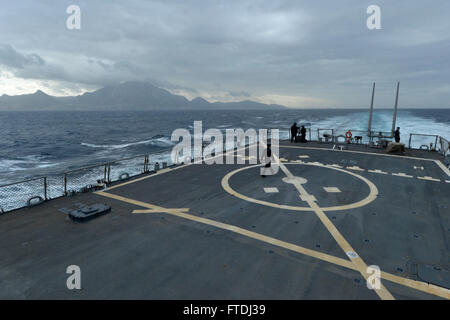 151121-N-XT273-660 ROTA, ESPAGNE (nov. 21, 2015) La classe Arleigh Burke destroyer USS Ross (DDG 71) transite par le détroit de Grog le 21 novembre, 2015. Ross mène des opérations navales dans la sixième flotte américaine zone d'opérations à l'appui de l'intérêt de la sécurité nationale des États-Unis en Europe. (U.S. Photo par marine Spécialiste de la communication de masse 2e classe Justin Stumberg/libérés) Banque D'Images