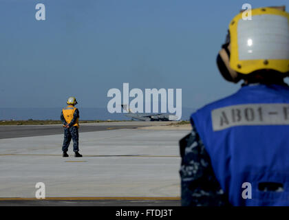 151123-N-IL474-029 La baie de Souda, Grèce (Nov 23, 2015) - Les Marins affectés au soutien de l'activité navale américaine de la baie de Souda se préparer à recevoir le premier avion sur la nouvelle zone de chargement des avions de combat. La baie de Souda NSA a pour mission de fournir un soutien et la sécurité pour les navires, ainsi que des aéronefs transitant ou opérant dans la région de la Méditerranée orientale. (U.S. Photo par Marcel Gauchet marine Heather/libérés) Banque D'Images