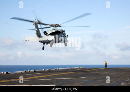 131015-N-GF386-163 MER MÉDITERRANÉE (oct. 15, 2013) Un Sea Hawk MH-60S à partir d'hélicoptères de l'Escadron de Combat Mer 28 atterrit sur le pont d'envol du navire d'assaut amphibie USS Kearsarge (DG 3). Kearsarge est déployée dans le cadre du groupe amphibie Kearsarge appuyer les opérations de sécurité maritime et les efforts de coopération en matière de sécurité dans le théâtre américain dans la zone de responsabilité de la sixième flotte. (U.S. Photo par marine Spécialiste de la communication de masse 2e classe Jonathan Vargas/libérés) Banque D'Images