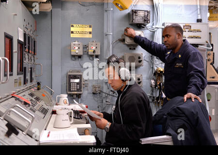 Cette photographie prise à bord de l’USS Ross (DDG 71) le 23 novembre 2015 montre la préparation de techniciens de systèmes de turbines à gaz pour des essais à pleine vitesse en mer Méditerranée dans le cadre d’opérations navales. Banque D'Images