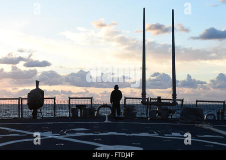 151124-N-FP878-233 MER MÉDITERRANÉE (nov. 24, 2015) est un marin après lookout watch à bord de l'USS Carney (DDG 64) alors que le soleil se couche sur la Mer Méditerranée - 24 novembre 2015. Carney, une classe Arleigh Burke destroyer lance-missiles déployés avant, à Rota, Espagne, effectue une patrouille de routine dans le domaine de la flotte des États-Unis 6e des opérations à l'appui des intérêts de sécurité nationale des États-Unis en Europe. (U.S. Photo par marine Spécialiste de la communication de masse 1re classe Theron J. Godbold/libérés) Banque D'Images